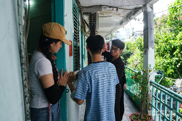 高清摄影 三个人站在一个狭小的室外阳台上。