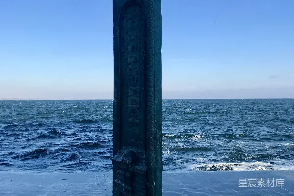 高清摄影 海滩上的蓝色结构