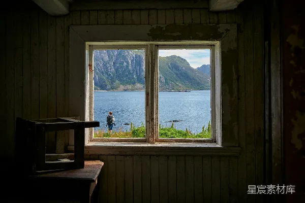 高清摄影 站在靠近海景窗前的人