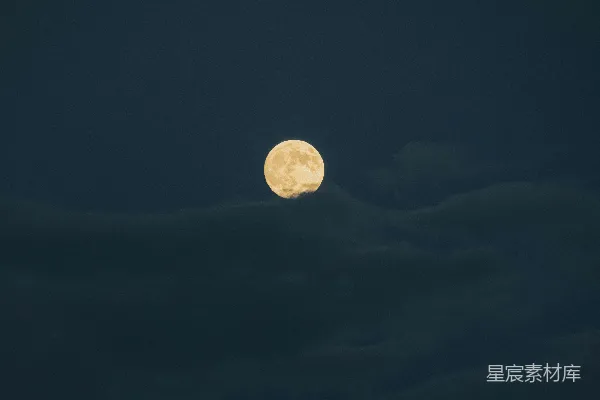 夜空中挂着一轮满月