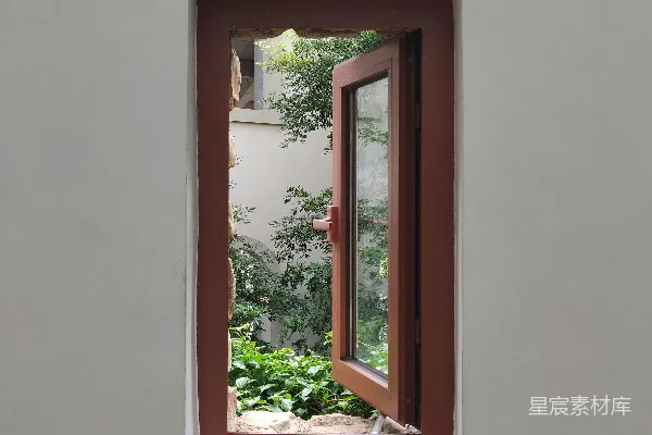 高清摄影 打开棕色木框玻璃窗户
