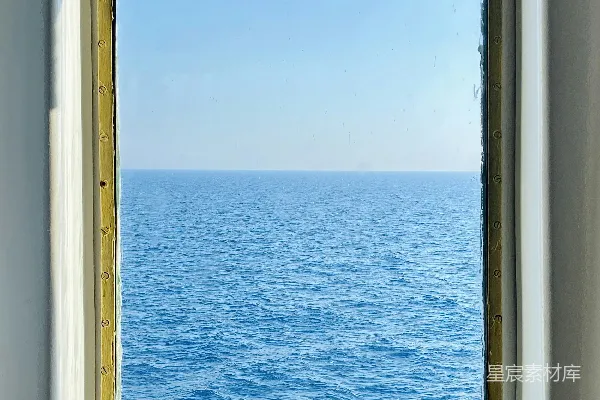 高清摄影 蓝天下的蔚蓝大海在白天。
