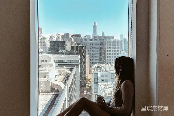 高清摄影 坐在窗边的女人
