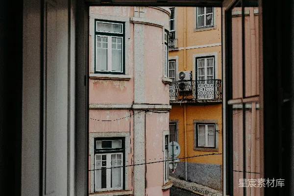 高清摄影 木制窗户打开，可以看到混凝土建筑物的景色