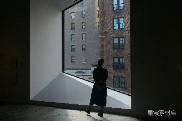 高清摄影 站在窗户玻璃建筑前的女人