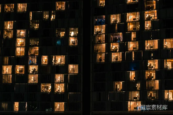 高清摄影 一座高大的建筑物，夜晚许多窗户亮着灯。