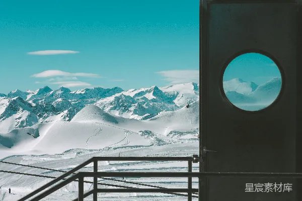 高清摄影 白天晴朗的蓝天下的积雪覆盖的山