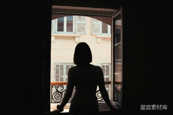 高清摄影 一个女人站在一扇敞开的门前。