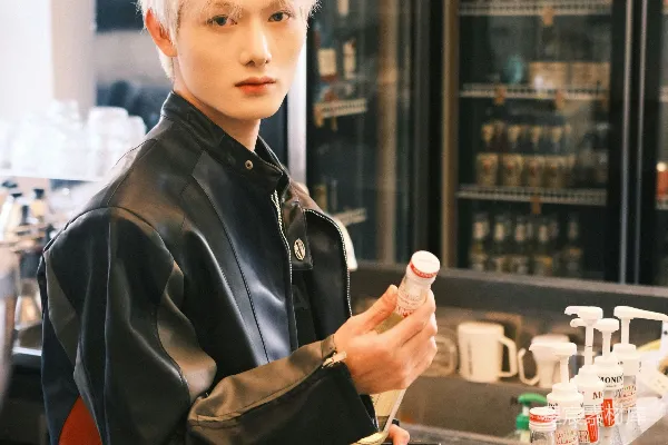 一头白发的男人站在柜台前。