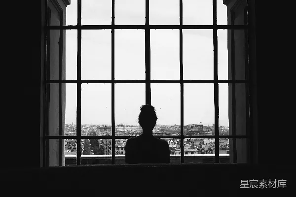 高清摄影 一个女人站在玻璃窗前