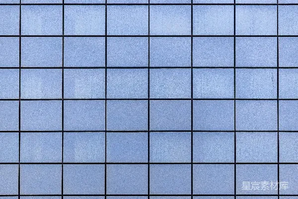 高清摄影 一张蓝色瓷砖墙的特写图。
