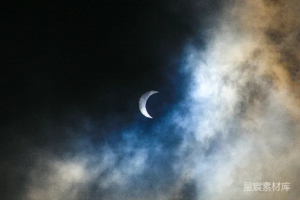 夜空中白云和月亮