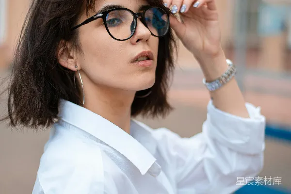 一个戴眼镜穿着白色衬衫的女性