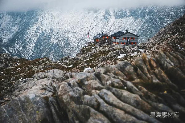 高清摄影 黑山上的积雪覆盖的房屋
