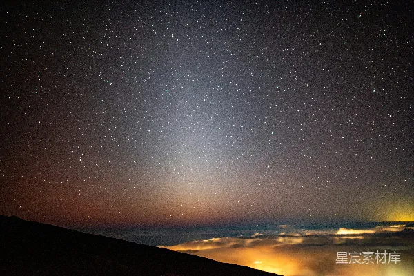 星空之上白云和远处的灯火