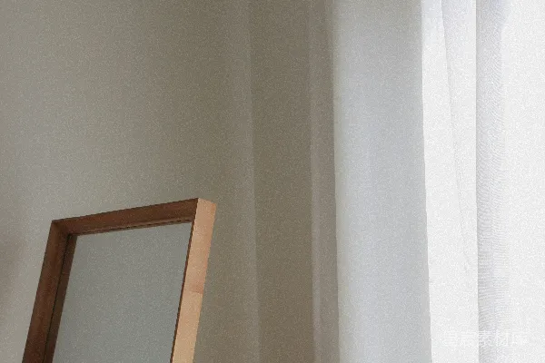 高清摄影 房间里窗户旁边放着一面镜子。