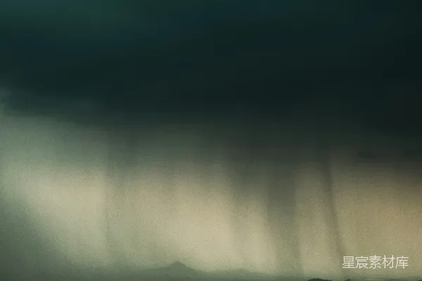 山间乌云密布，细雨绵绵。