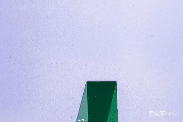 高清摄影 一个绿色的物体放在一张白色的桌子上。