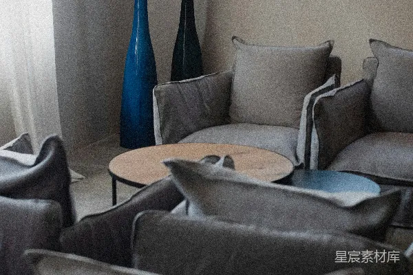 高清摄影 一个客厅里摆满了家具，还有一个蓝色花瓶。