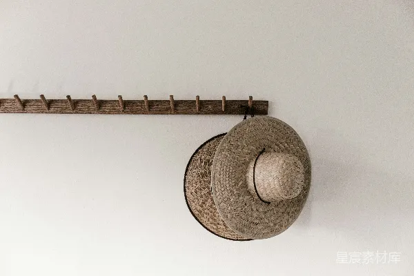高清摄影 白墙上戴着棕色稻草帽