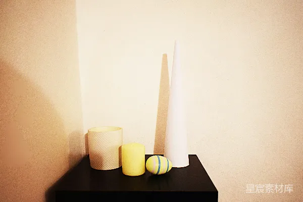 高清摄影 两个白色的花瓶放在一张黑色的桌子上。