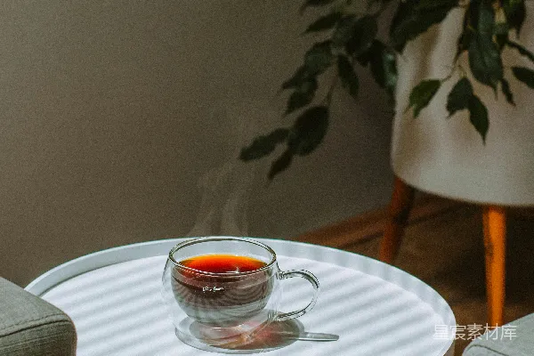 高清摄影 白圆桌上的一只透明玻璃茶杯