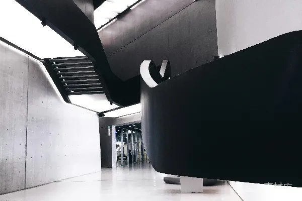 高清摄影 一座带有天窗的黑白建筑