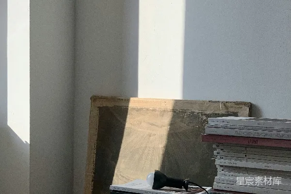 高清摄影 棕色木桌上的书