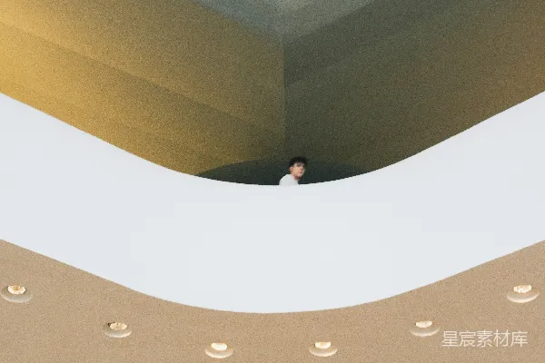 高清摄影 一个人站在一个弯曲的建筑阳台。