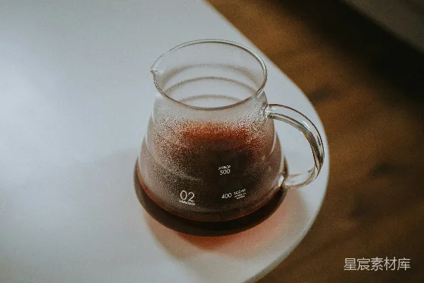 高清摄影 透明玻璃杯放在白色的圆形盘子上