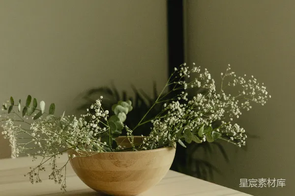 高清摄影 一个木碗里的花放在桌子上。