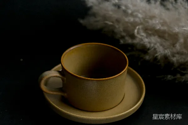 高清摄影 白底上摆放的黄色陶瓷杯