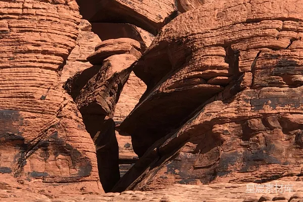 沙漠中一块巨大的岩层 formations