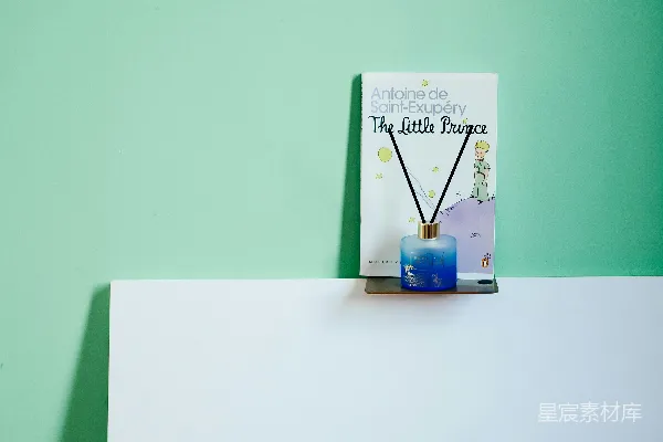绿色背景上的白色和蓝色日历