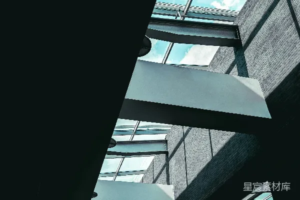 高清摄影 一座很高的建筑物，上面有一个天窗。