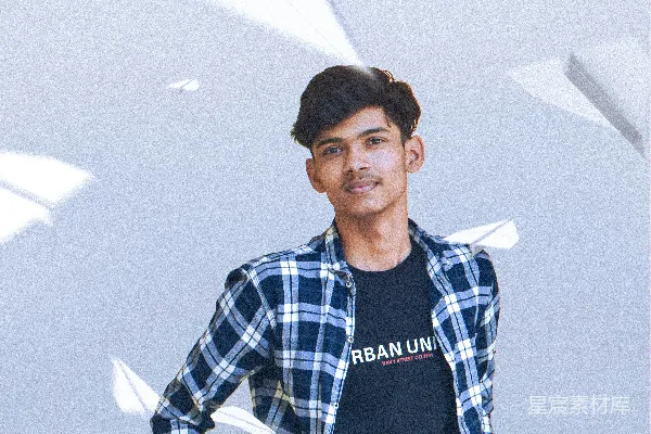 一个男人拿着一张纸