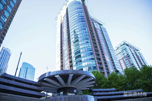 紧挨着一些非常高的建筑有一栋非常高大的建筑物。