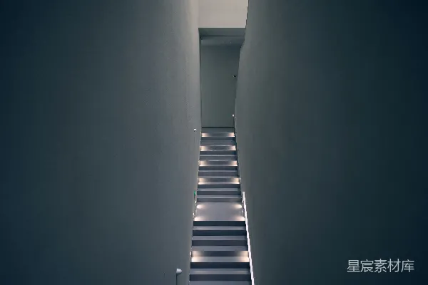 高清摄影 一条狭窄的走廊，墙壁是白色的，地板是黑白条纹的。