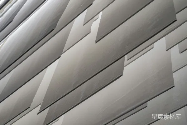高清摄影 一张建筑物的特写照片，上面贴了许多文件。