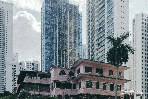白色和棕色的混凝土建筑