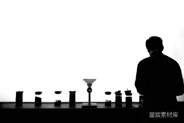 高清摄影 一个男人站在桌子前的剪影