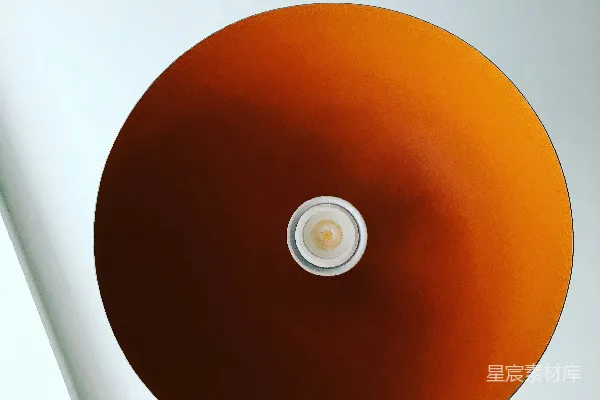 高清摄影 一个圆形的灯饰在白色的房间里
