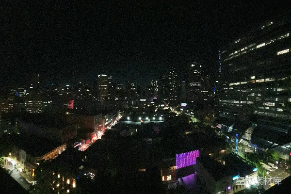 从高楼顶部看夜景的城市风光