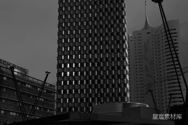 一张黑白照片中的城市，有高大的建筑。