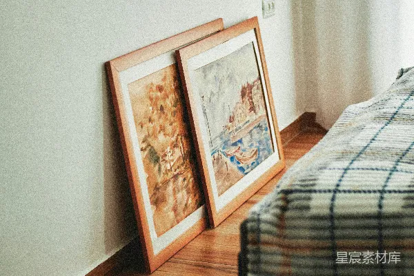 高清摄影 一幅棕色木质框画挂在白色的墙上。
