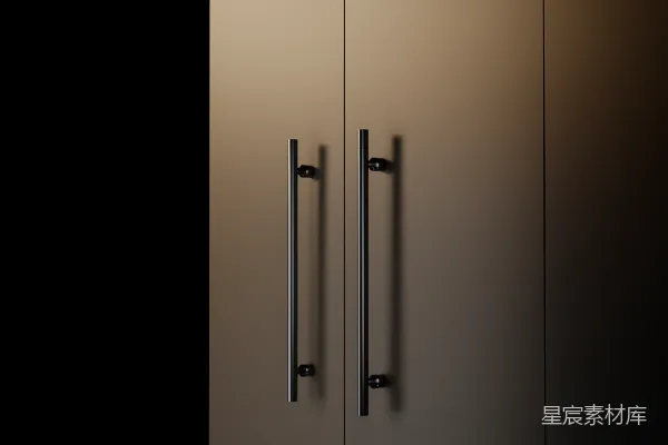 高清摄影 一张黑白照片，显示一扇门。