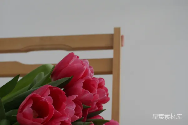 高清摄影 粉红郁金香花束摆放在棕色木桌上