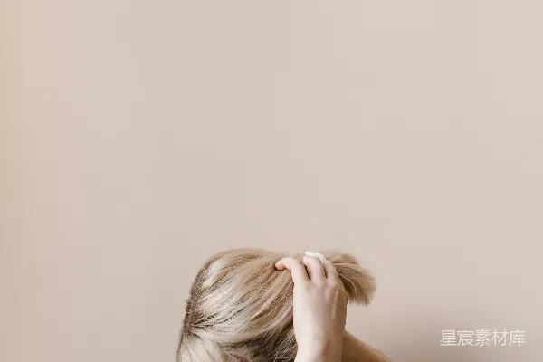 高清摄影 穿着蓝色衬衫的女人用头发遮住脸。