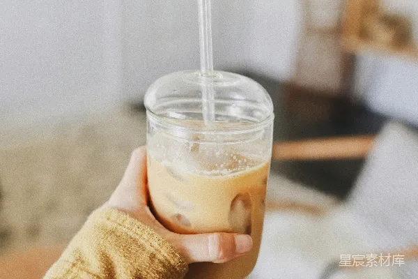 高清摄影 一个人手里拿着一个有吸管的杯子