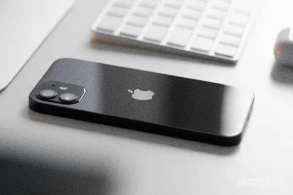 高清摄影 黑色iPhone 7在白色桌子上
